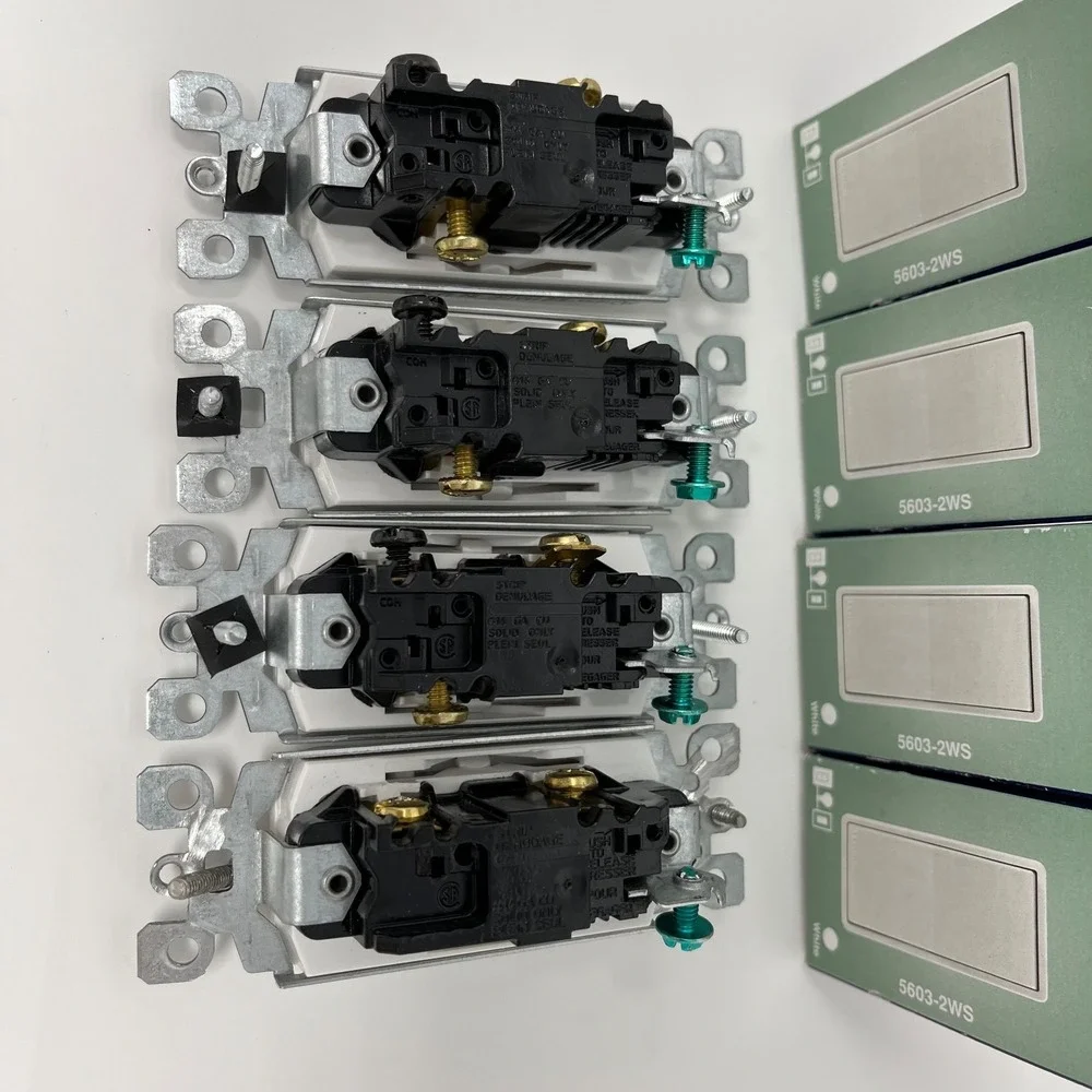 Leviton Decora 15A 3-Way Switch - White (05603-0WM)